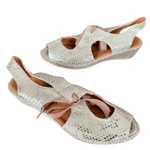 L'Amour Des Pieds Brettany Wedge Sandal Size 7 Silver Gold Snake Modern Classic